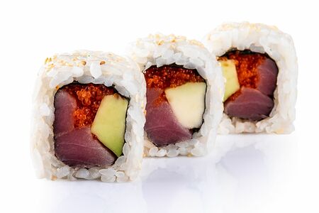 Ролл с тунцом и авокадо