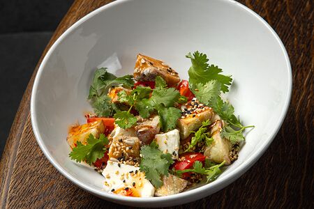 Тёплый салат с хрустящими баклажанами и сыром фетой