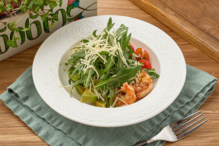 Салат с авокадо, креветками и рукколой