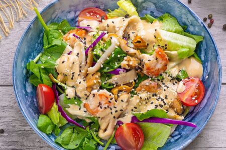 Микс-салат с морепродуктами