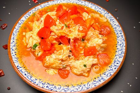 Помидоры жареные с яйцом