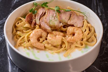 Паста с цыпленком и креветками в соусе том ям 