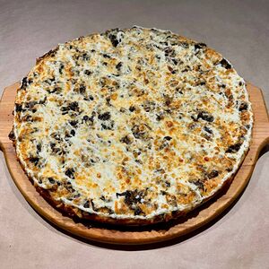 Пицца с копченой колбасой и грибами