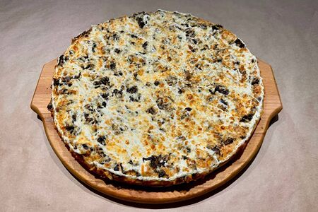 Пицца с копченой колбасой и грибами