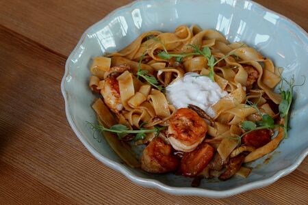 Паста с креветками и страчателлой