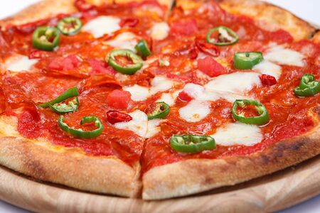 Острая пицца с чоризо и зелёным перцем