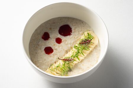 Овсяная каша с бананом и клубничным соусом