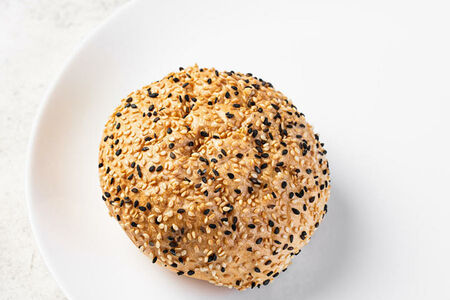 Булочка с кунжутом