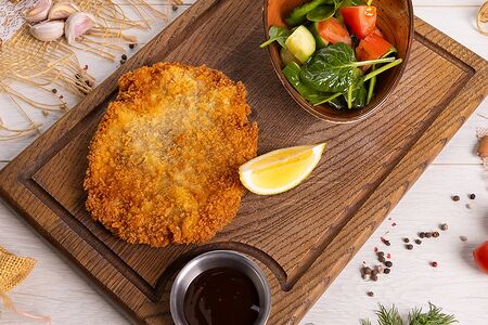 Шницель из свинины с салатом из свежих овощей