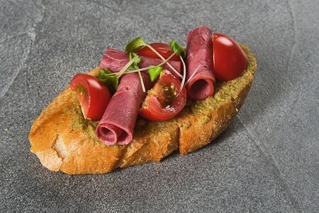 Брускетта с говядиной 