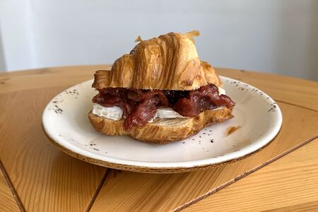 Круассан с вишней и беконом 