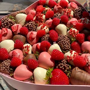 Сердце из клубники в шоколаде с малиной 