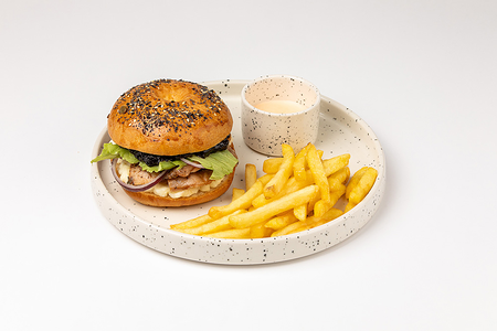 Бейгл с цыплёнком и соусом BBQ