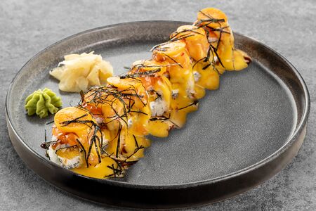 Ролл с лососем и манго