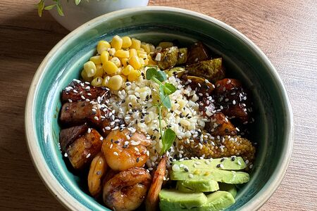 Боул на булгуре с овощами и креветками