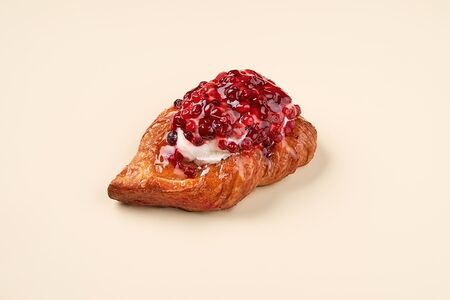 Карельская плюшка с брусникой