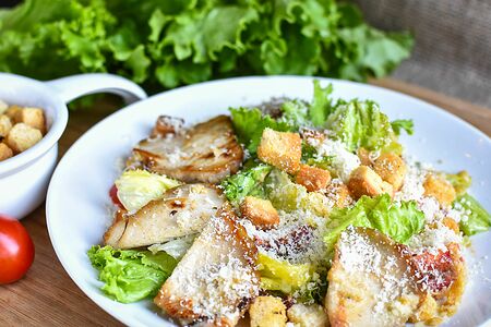 Салат Цезарь с курицей