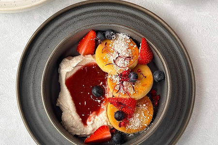 Тофники с миндальным йогуртом, клубничным вареньем и ягодами 