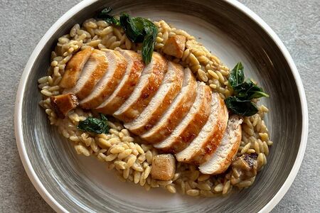 Куриная грудка с орзо в соусе из белых грибов