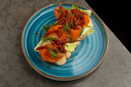 Брускетта с копченым лососем