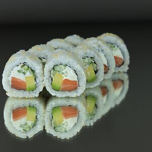 Сливочный ролл с лососем и авокадо