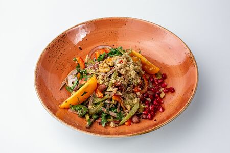 Салат с овощами, говядиной и фасолью