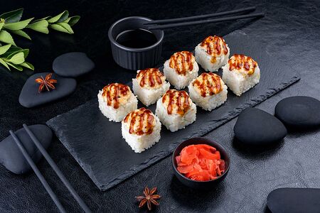 Запечённый ролл с лососем и угрём