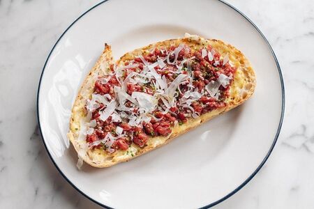 Тартар из говядины, тост, пармезан