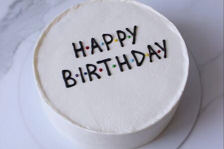 Торт на день рождения Happy Birthday в стиле сериала друзья