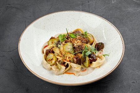 Паста с говяжьими щечками в сливочном соусе