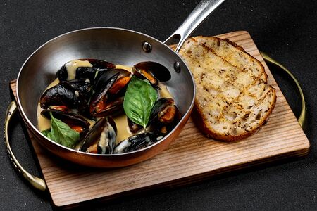 Мидии в соусе горгонзола