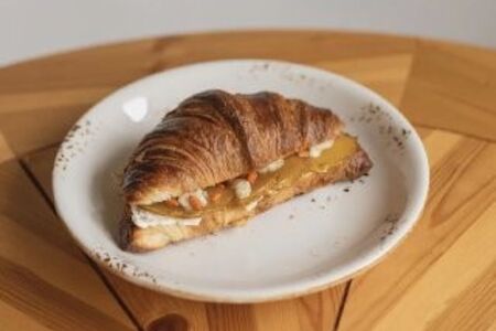 Круассан с грушей и горгонзолой 