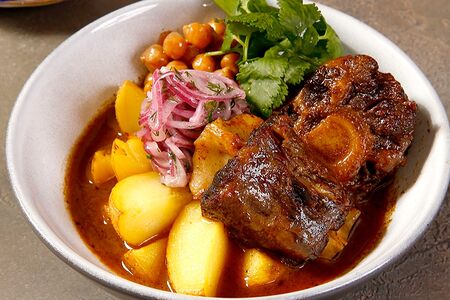 Бычьи хвосты с овощами