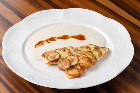 Дорада с соусом из белого вина и картофелем