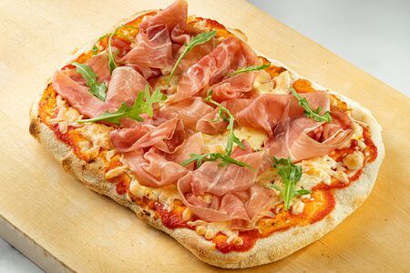 Пицца Прошутто крудо с рукколой