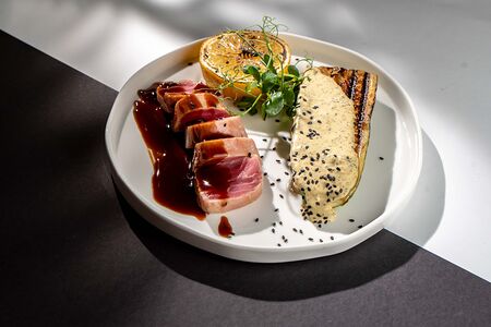 Тунец блюфин с цукини и соусом из сыра и бобов