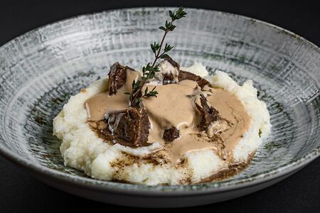 Томленые говяжьи щеки с эларджи