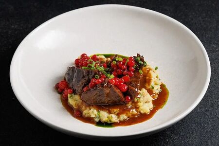 Томленая щека теленка с яблочным пюре, джонджоли и моченой брусникой