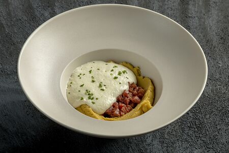 Тартар с говядиной и муссом из сливочного сыра