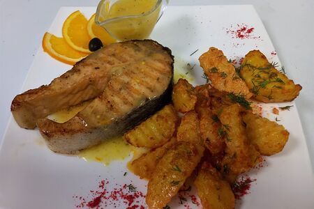 Стейк из семги с картофельными дольками