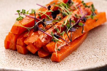 Глазированная печеная морковь