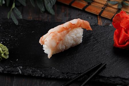 Суши с креветкой