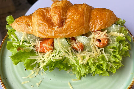 Круассан Цезарь с форелью