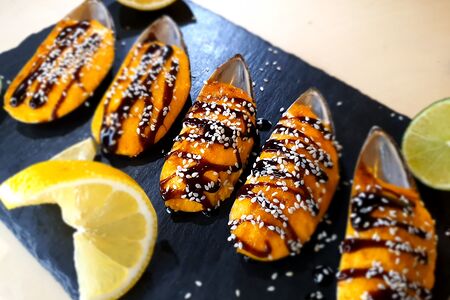 Запеченные мидии в ракушках