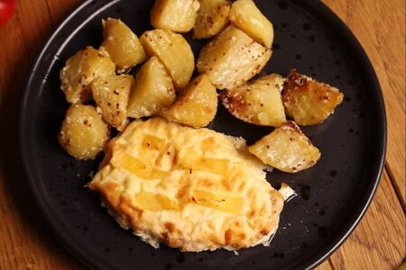 Отбивная куриная с ананасом и картофелем