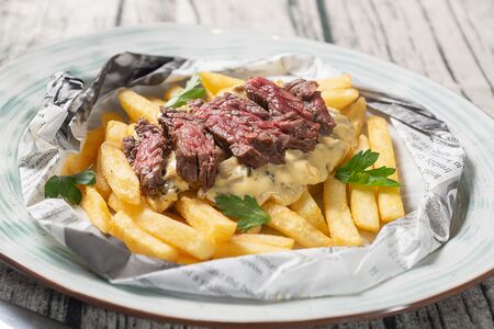 Картофель фри с говядиной и сыром