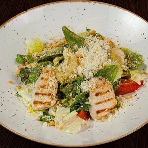 Салат Цезарь с курицей