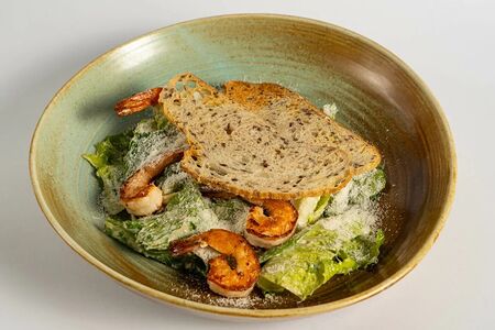 Цезарь с тигровыми креветками