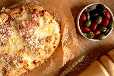 Римская пицца с трюфельной пастой и беконом