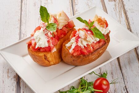 Брускетты с томатами и страчателлой